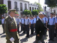 Don Adn Martin pasando revista a las tropas junto con el Teniente General Don Prez Alamn