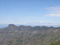 El Pico Teide (en Tenerife) visto nevado desde las cercanas del Roque Bentayga